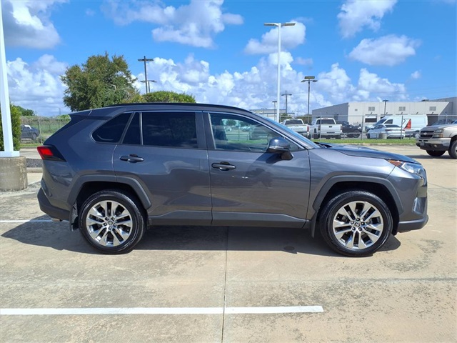 2021 Toyota RAV4 XLE Premium photo 16