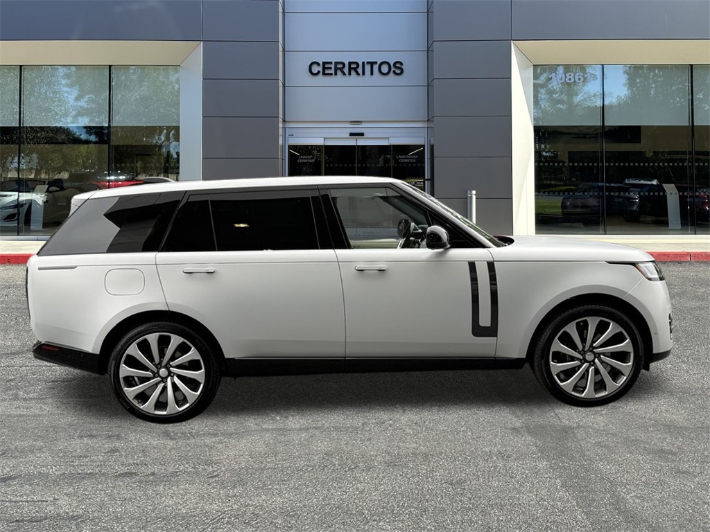 2025 Land Rover Range Rover SE photo 4
