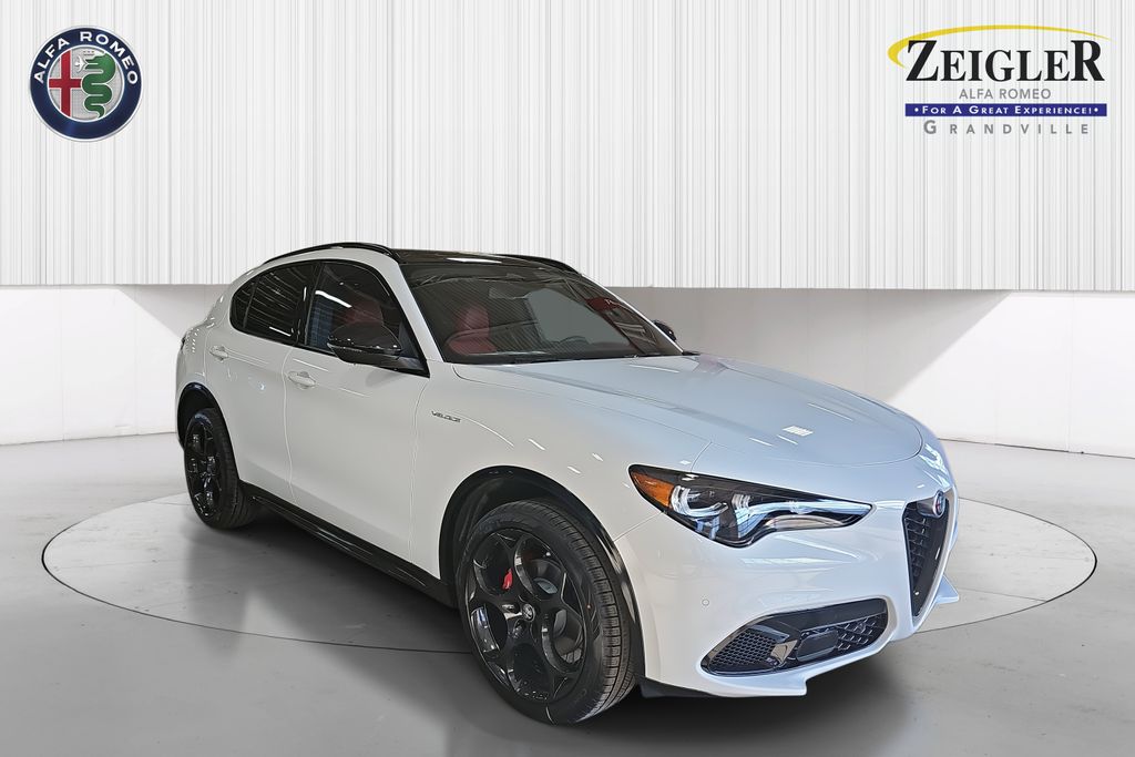 2025 Alfa Romeo Stelvio Sprint Base photo 2