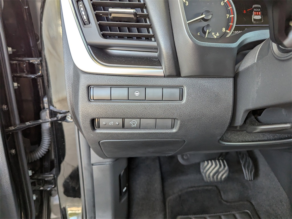 2023 Nissan Rogue SV photo 18