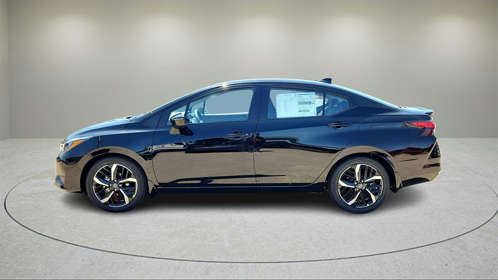 2025 Nissan Versa SR photo 4