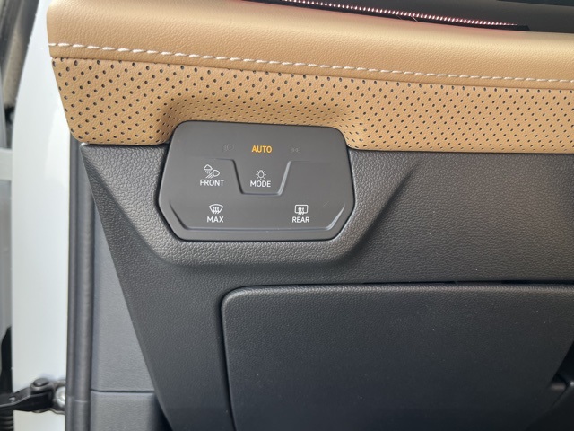 2025 Volkswagen Atlas Cross Sport SEL R-Line photo 33