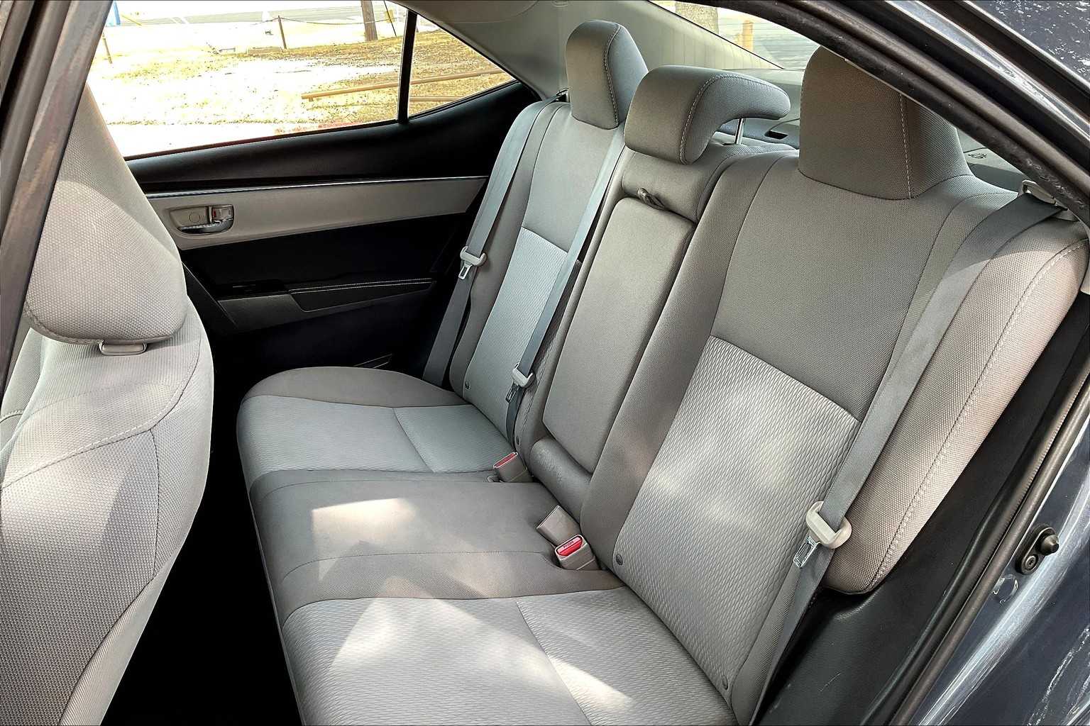 2016 Toyota Corolla LE photo 16