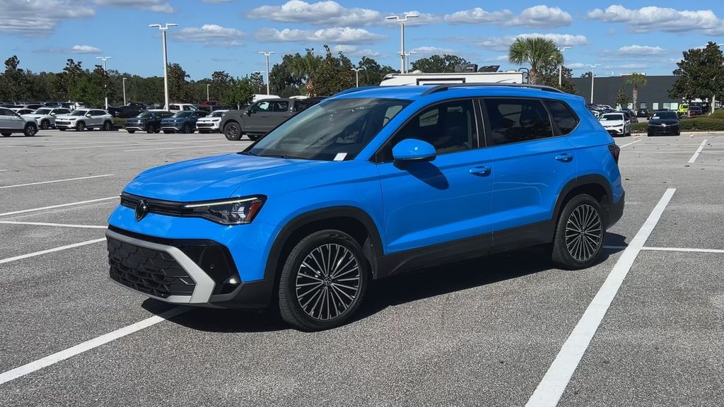2025 Volkswagen Taos SE photo 4
