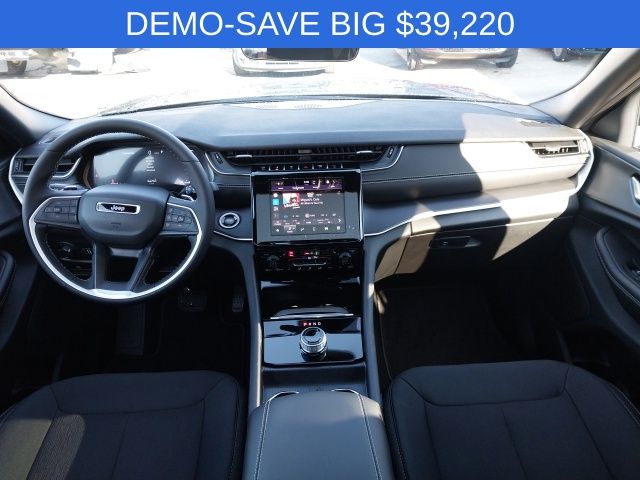 2025 Jeep Grand Cherokee Laredo X photo 4