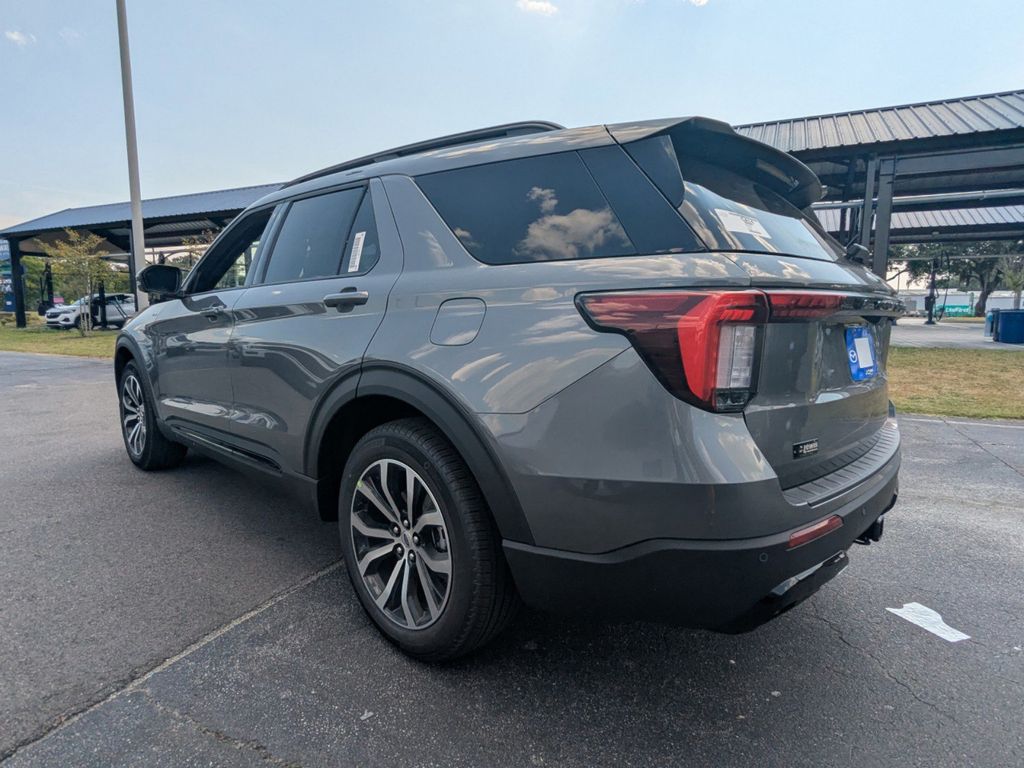 2025 Ford Explorer ST-Line photo 5