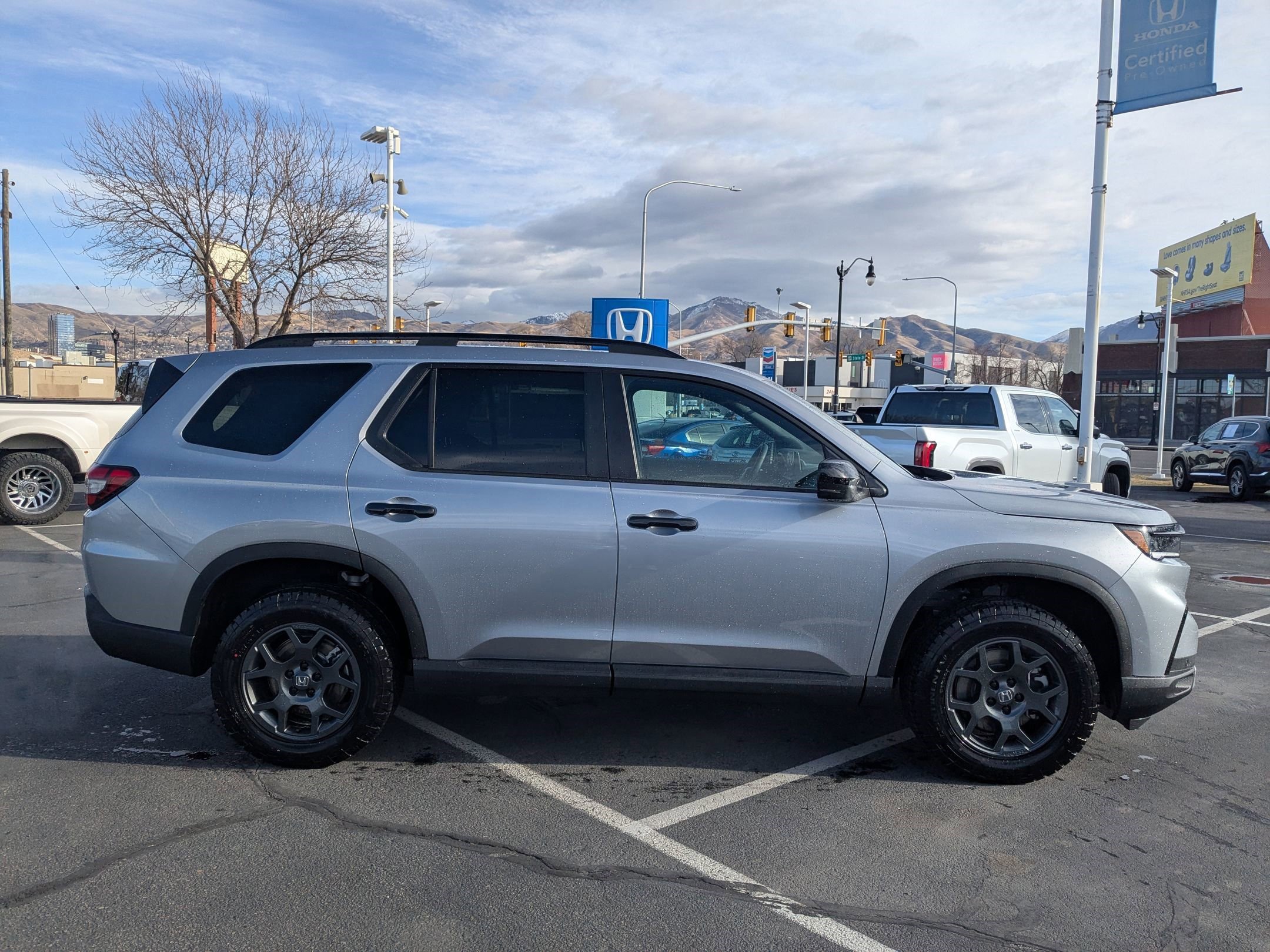 2025 Honda Pilot TrailSport photo 2