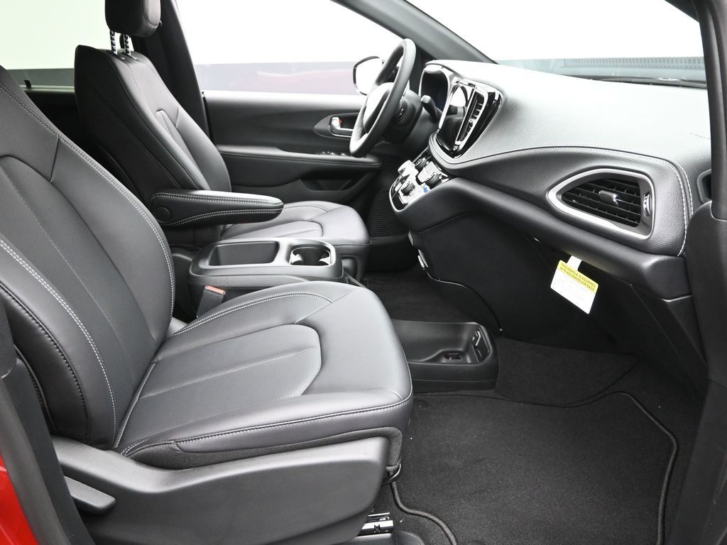 2026 Chrysler Pacifica photo 5