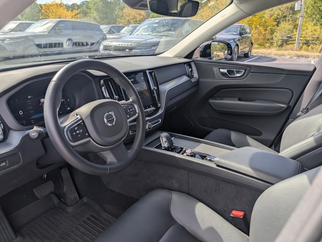 2025 Volvo XC60 B5 Core photo 14