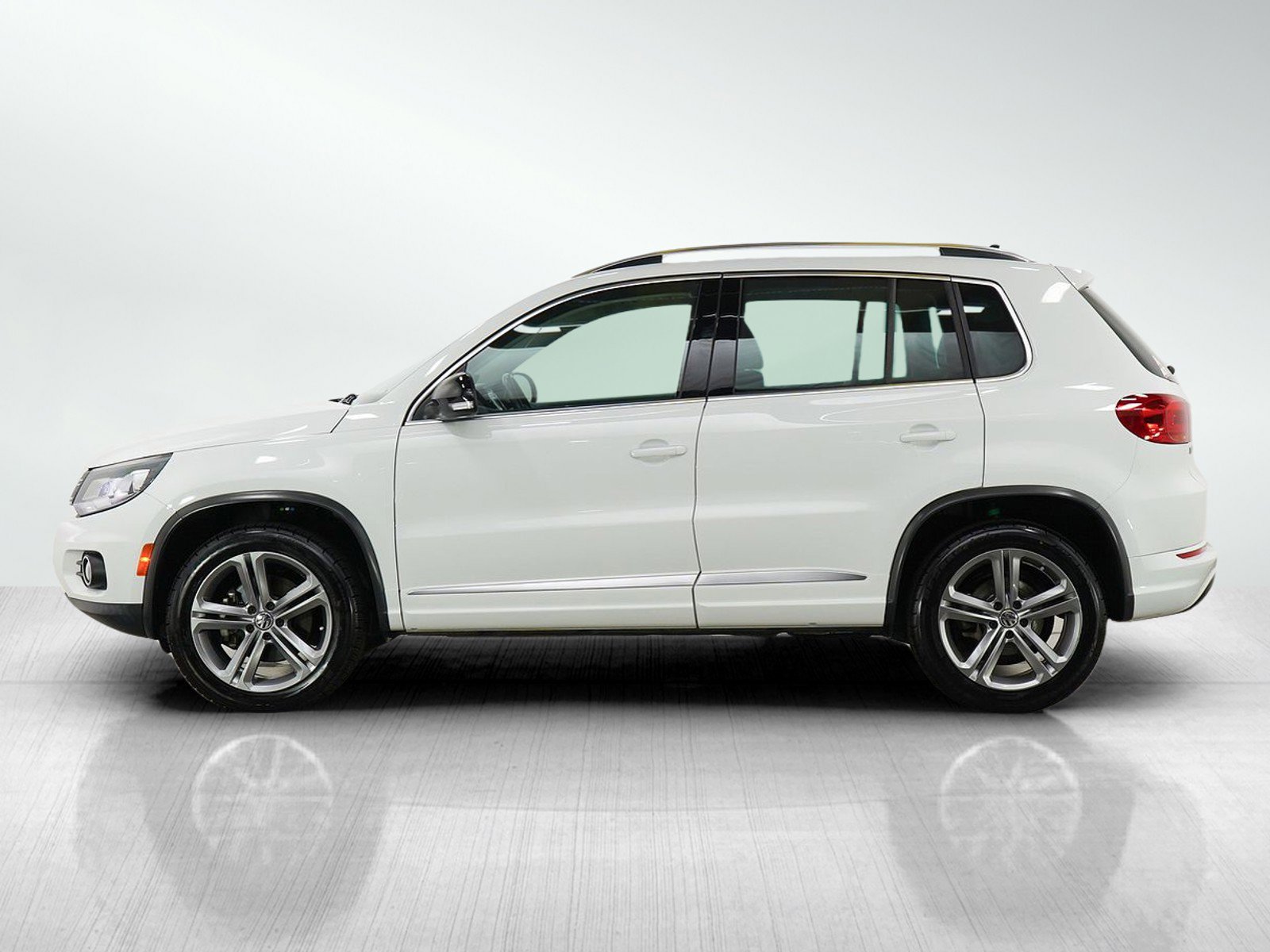 Used 2017 Volkswagen Tiguan Sport with VIN WVGUV7AX6HK020241 for sale in Burnsville, Minnesota