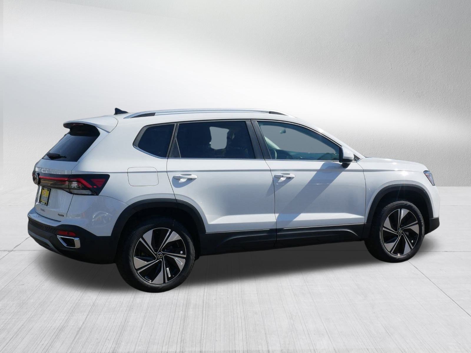 2025 Volkswagen Taos SE photo 4