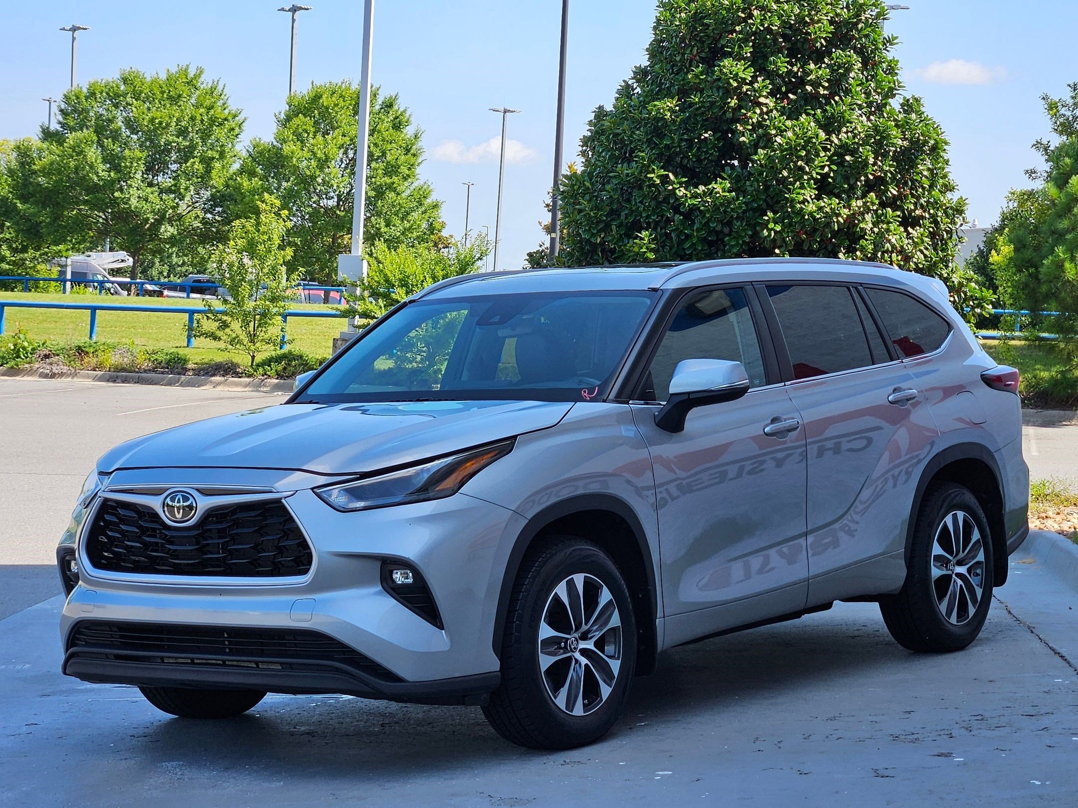 2024 Toyota Highlander XLE photo 3