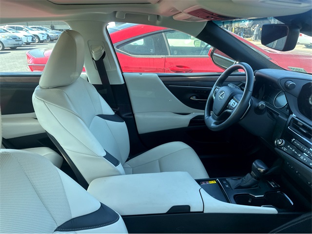 2025 Lexus ES 300h photo 4