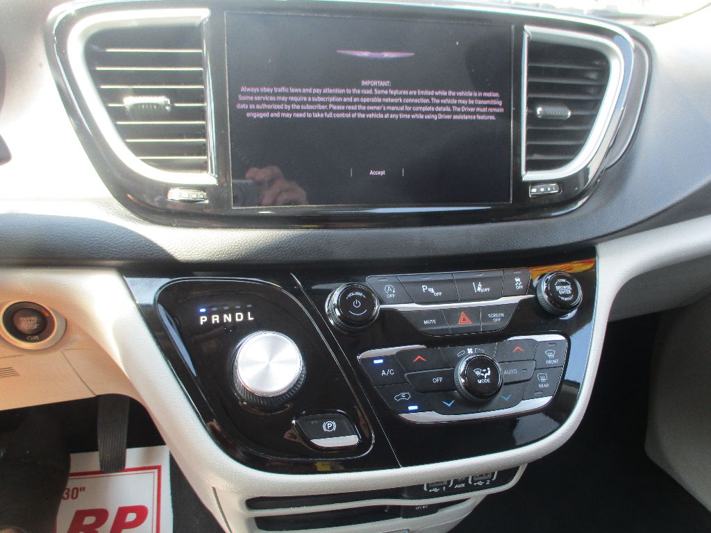 2022 Chrysler Pacifica Touring L photo 5