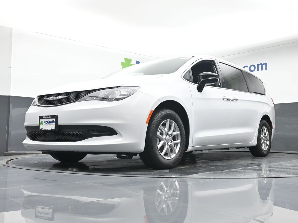2026 Chrysler Voyager LX photo 4