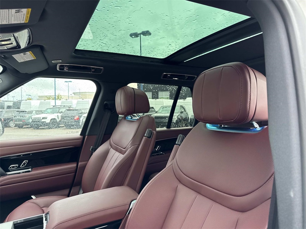 2025 Land Rover Range Rover SE photo 18