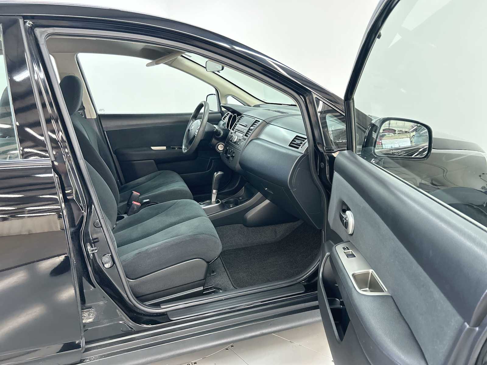 2011 Nissan Versa 1.8 S photo 18