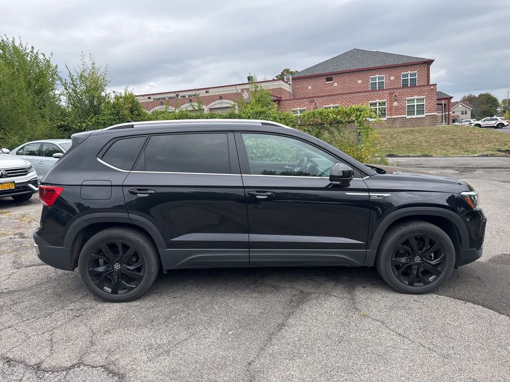 2022 Volkswagen Taos SE photo 4