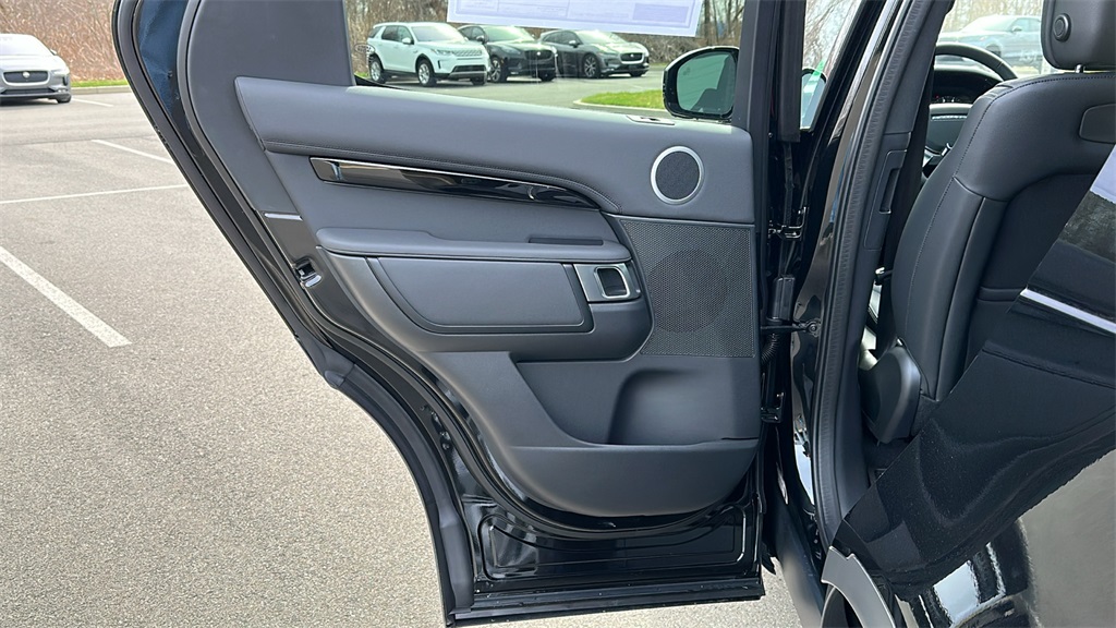 2025 Land Rover Discovery S photo 23