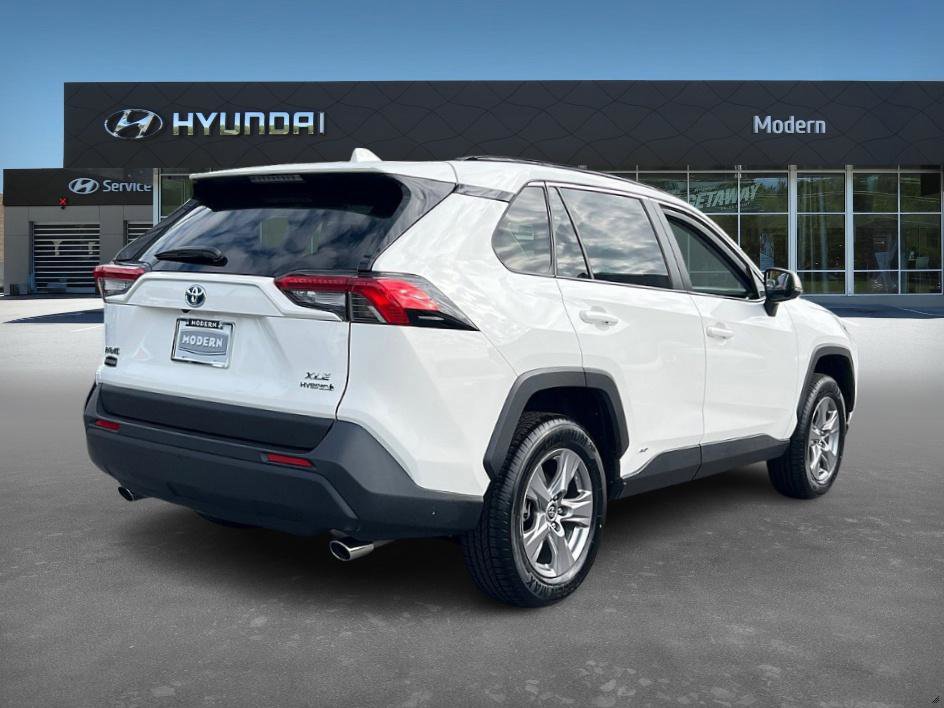 2022 Toyota RAV4 Hybrid XLE photo 3