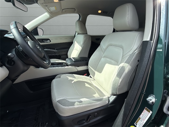 2024 Nissan Pathfinder SL photo 9