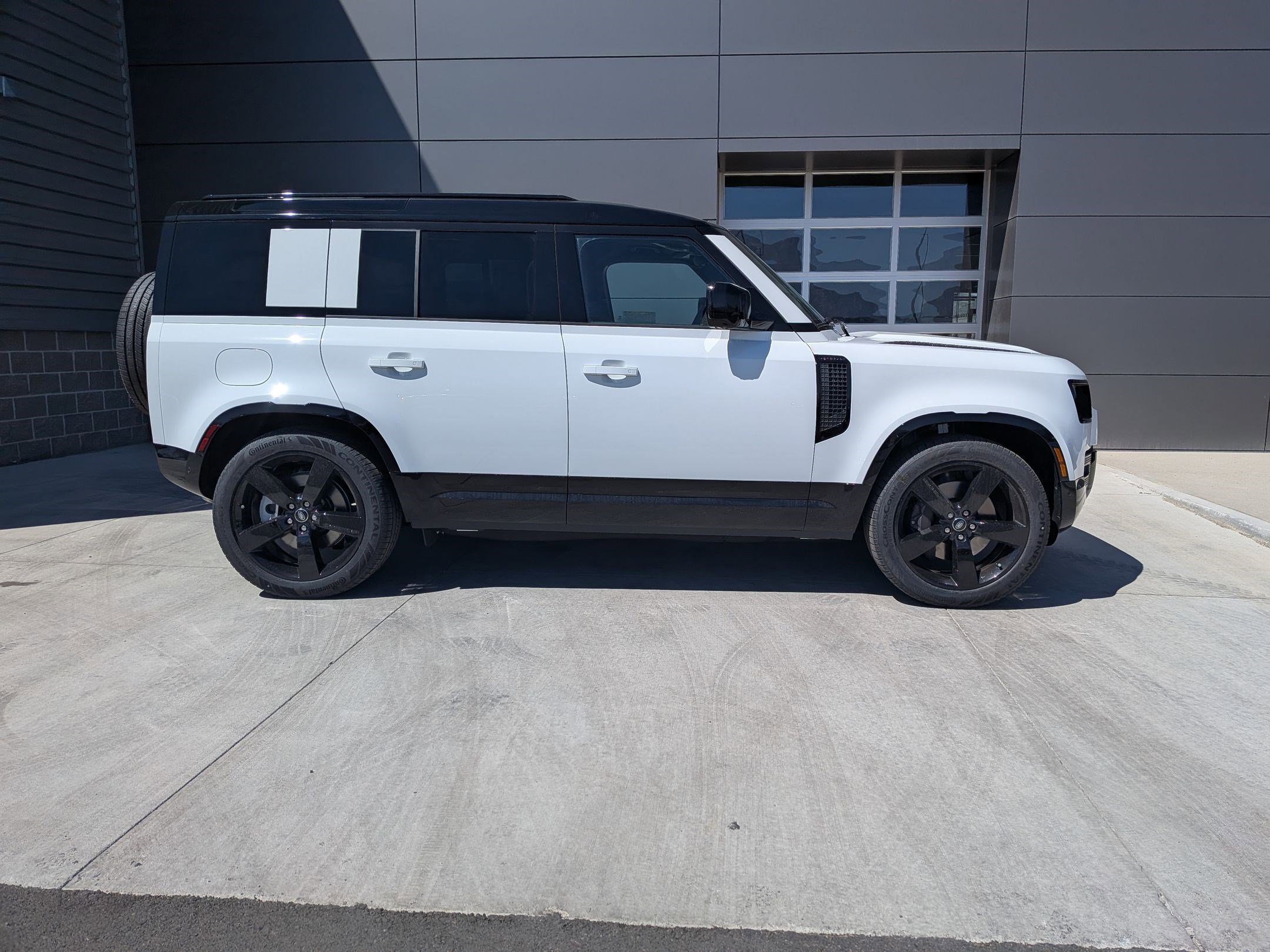 2025 Land Rover Defender 110 X-Dynamic SE photo 7