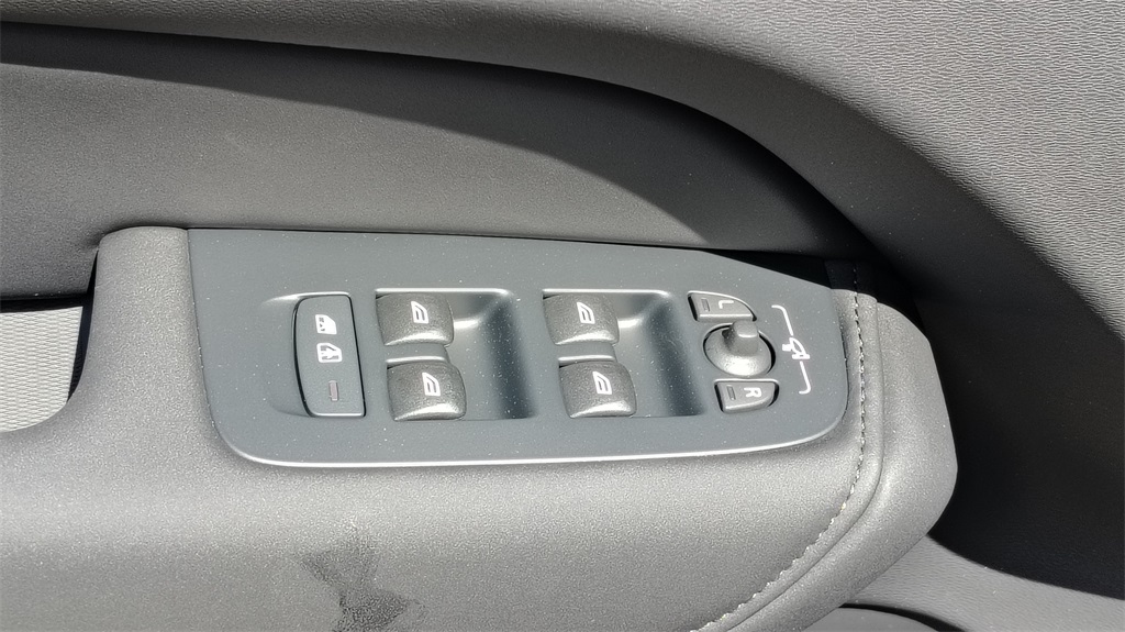 2026 Volvo XC60 B5 Plus photo 10