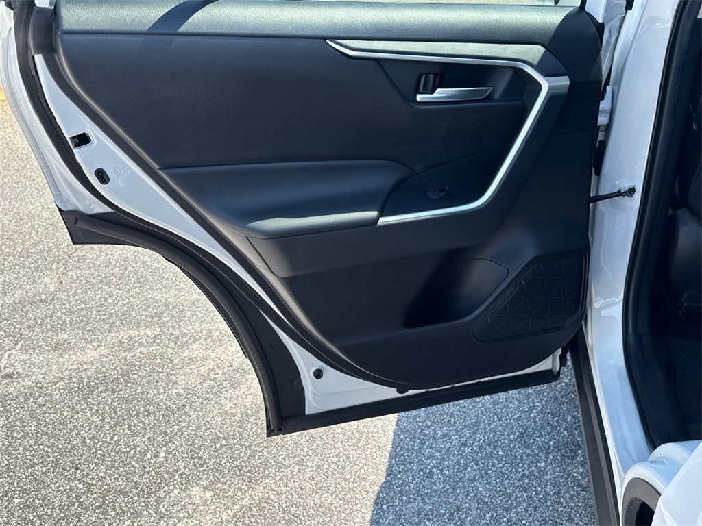 2022 Toyota RAV4 XLE photo 19