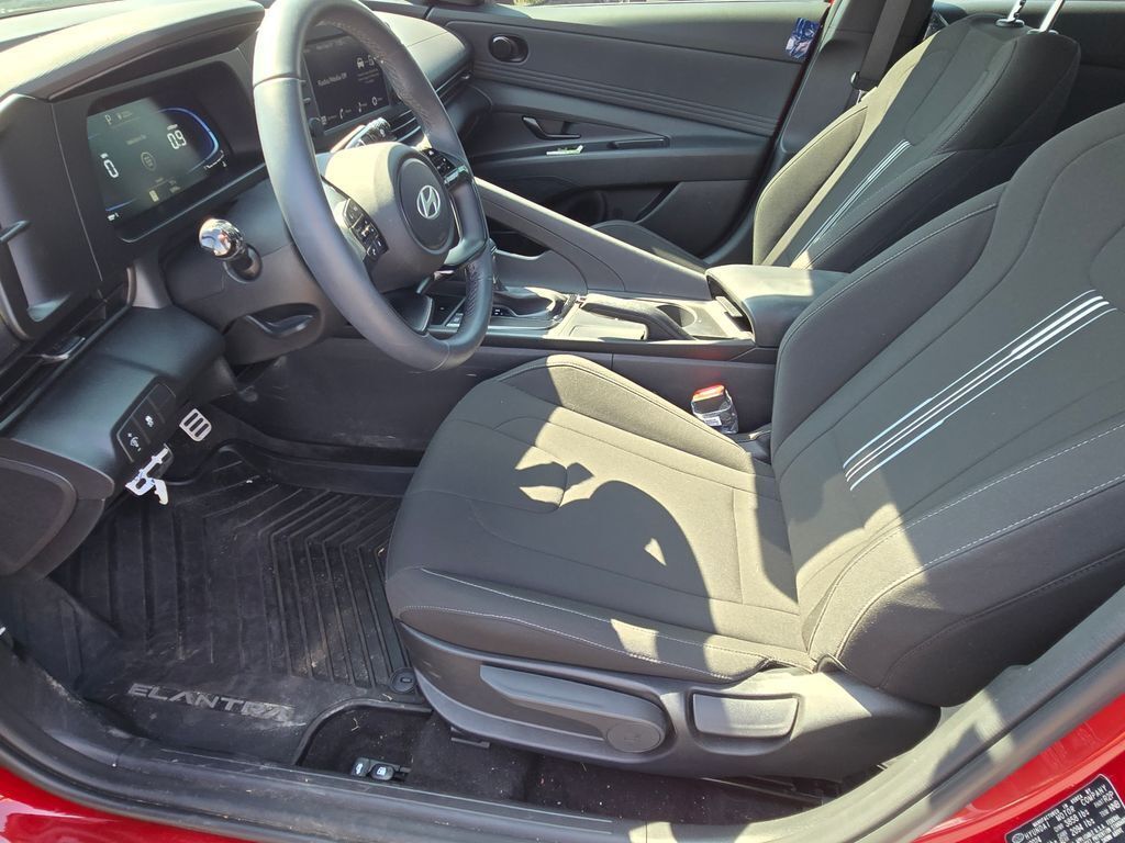 2025 Hyundai Elantra SEL Sport photo 15