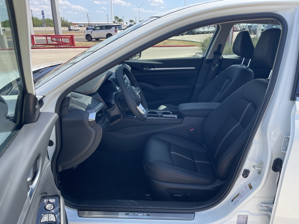 2025 Nissan Altima SR photo 14
