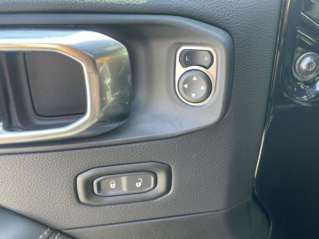 2025 Jeep Wrangler Sahara photo 22