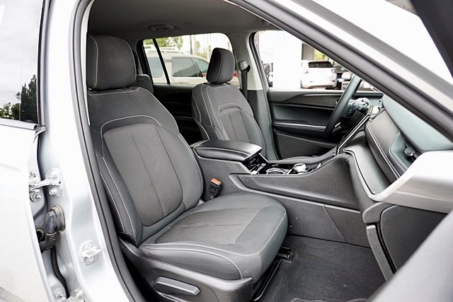 2023 Jeep Grand Cherokee Laredo photo 11