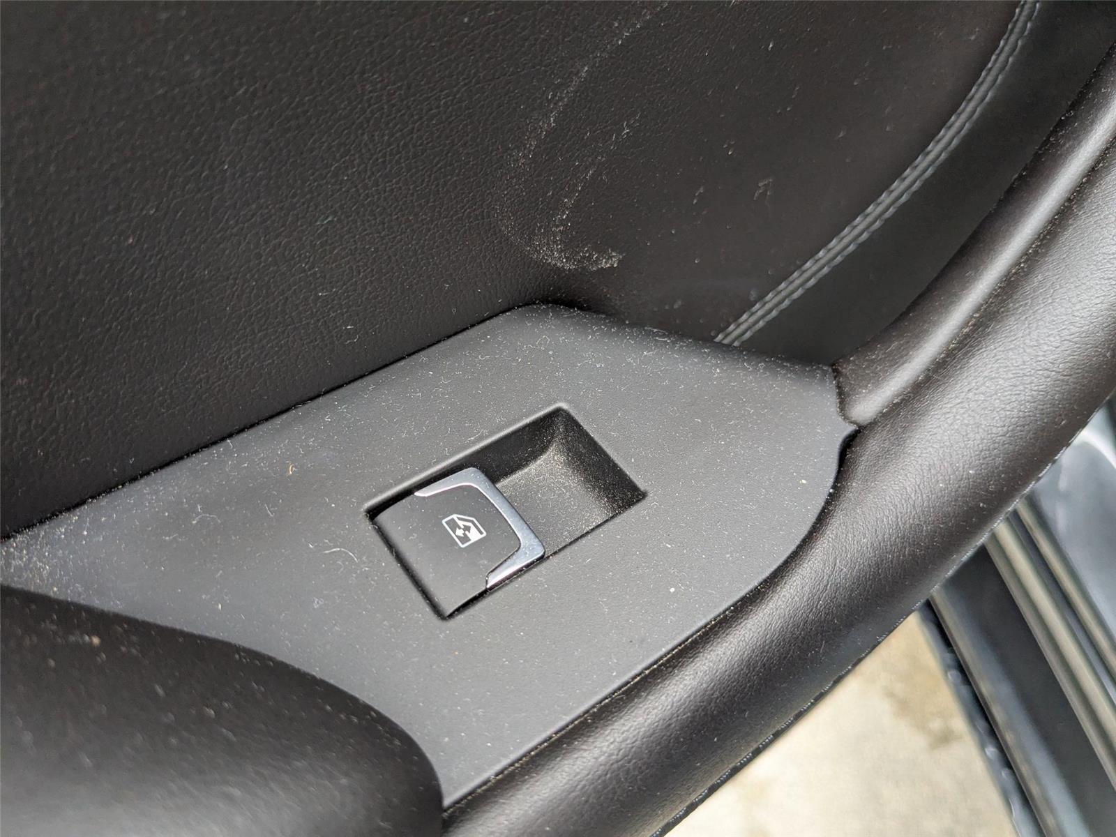 2024 Land Rover Defender X-Dynamic SE photo 26