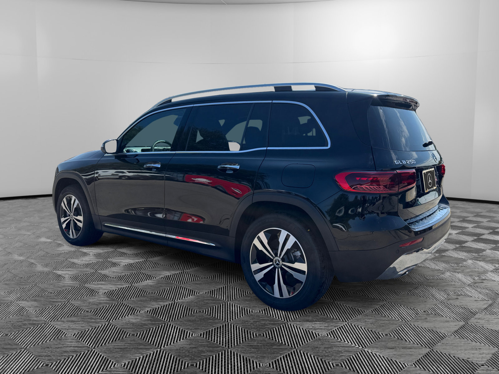 2026 Mercedes Benz GLB 250 4MATIC photo 3