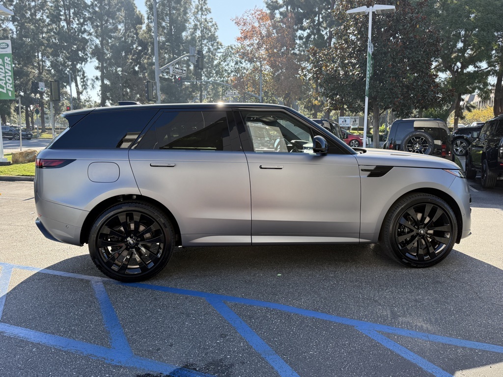 2025 Land Rover Range Rover Sport SE photo 4