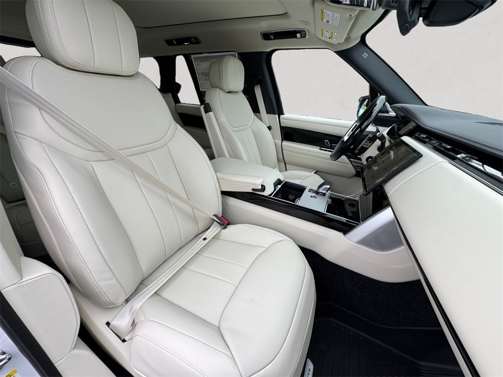 2025 Land Rover Range Rover SE photo 12