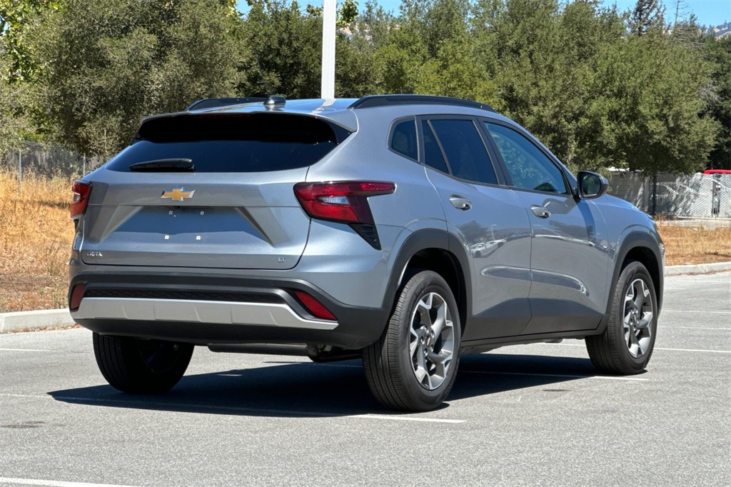 2025 Chevrolet Trax LT photo 4