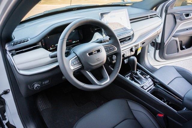2025 Jeep Compass Limited photo 16