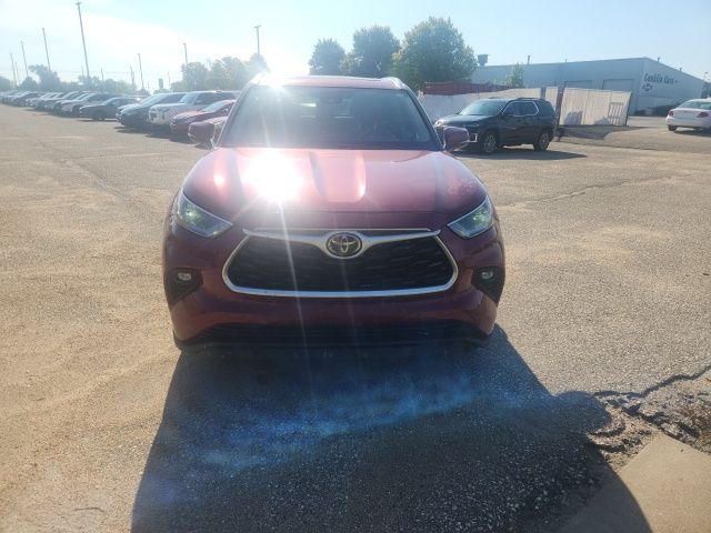 2021 Toyota Highlander XLE photo 3