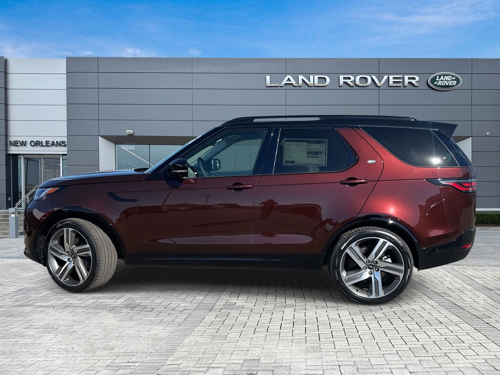 2026 Land Rover Discovery photo 2