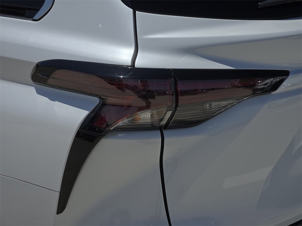2024 Toyota Sienna XLE photo 6