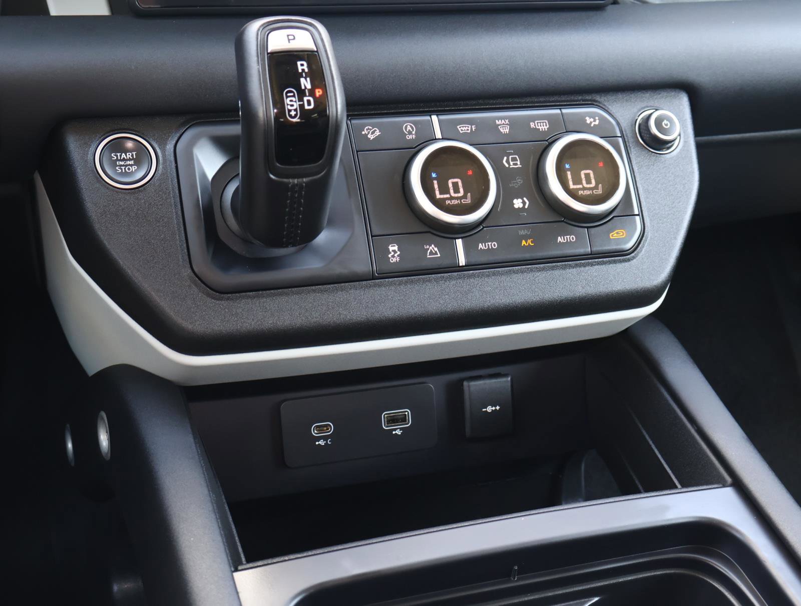 2024 Land Rover Defender S photo 23