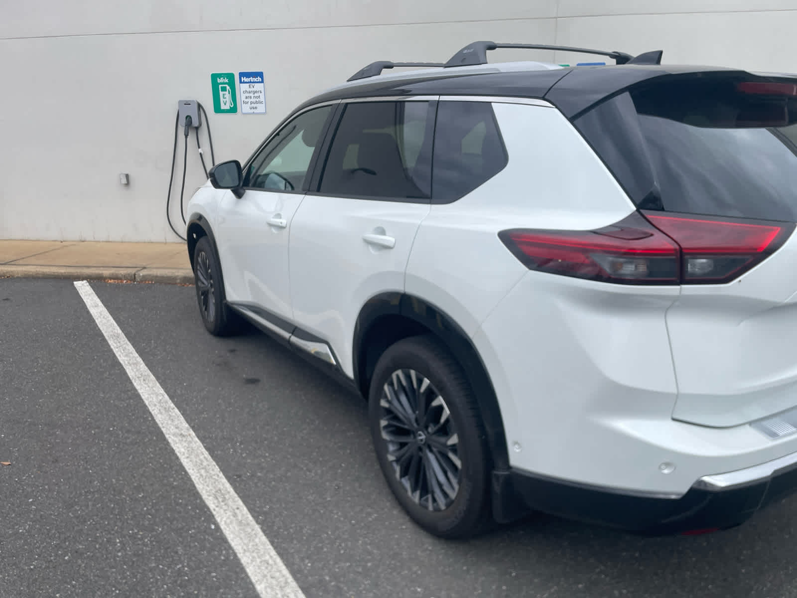 2026 Nissan Rogue Platinum AWD photo 4