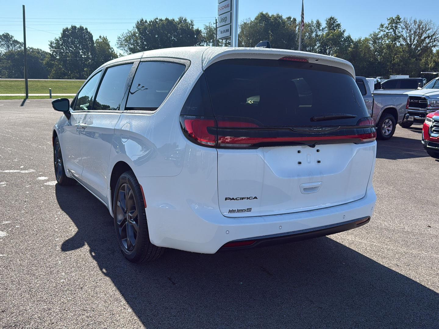 2026 Chrysler Pacifica photo 16