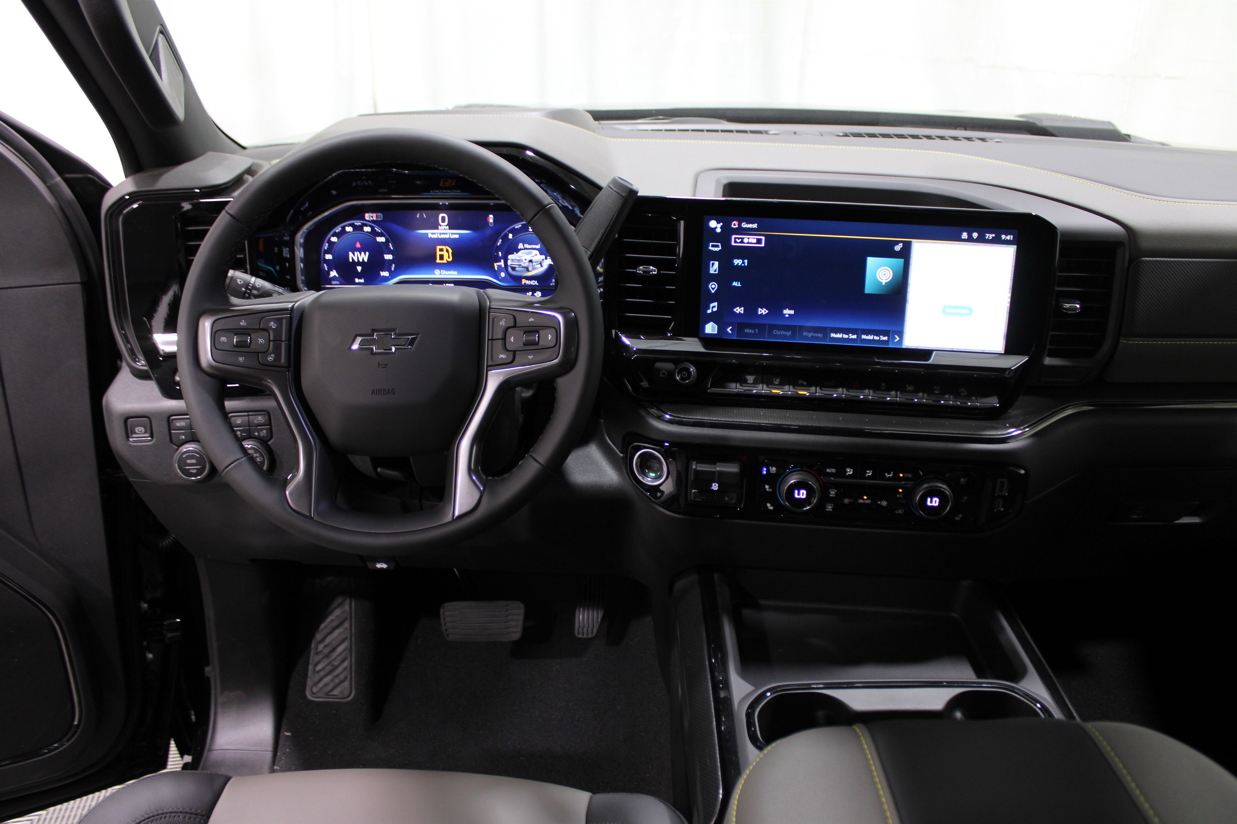 2025 Chevrolet Silverado 2500HD ZR2 photo 2