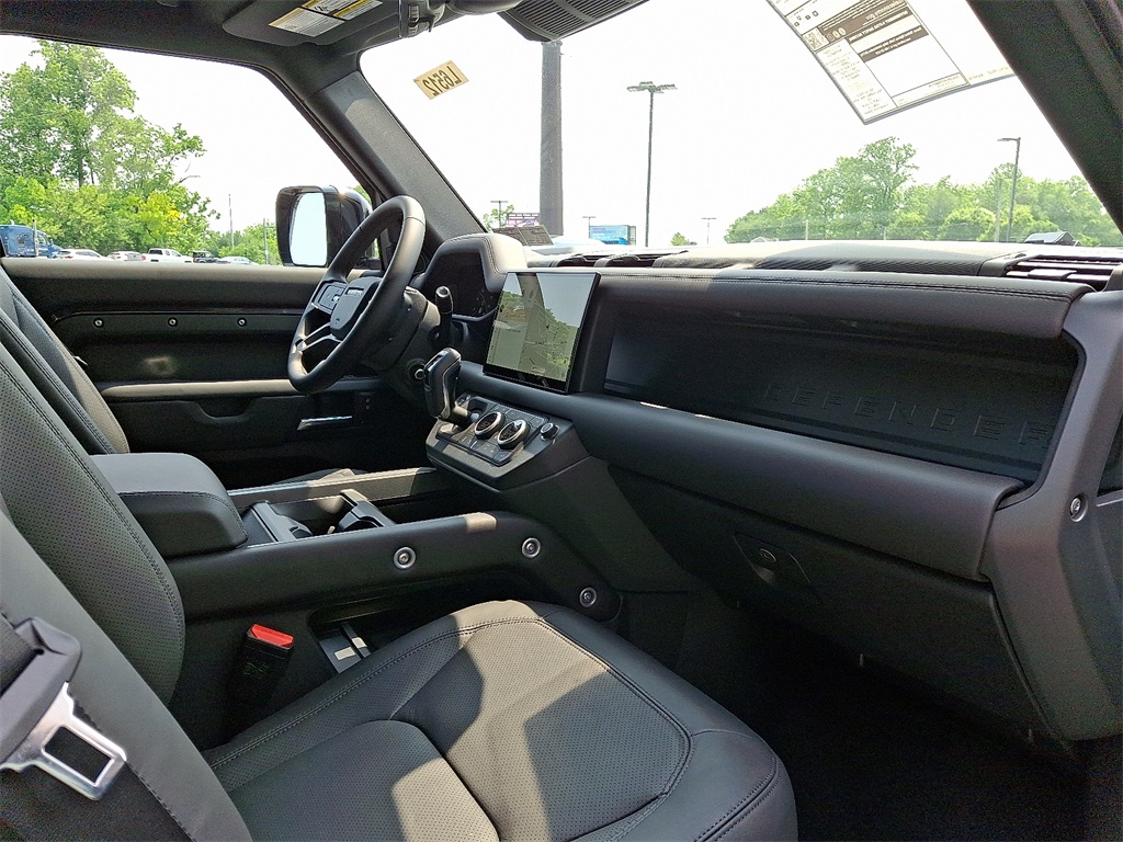 2025 Land Rover Defender 110 S photo 6