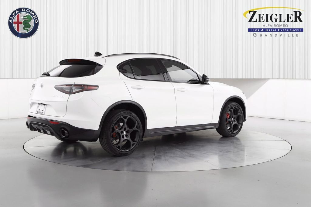 2025 Alfa Romeo Stelvio Sprint Base photo 3