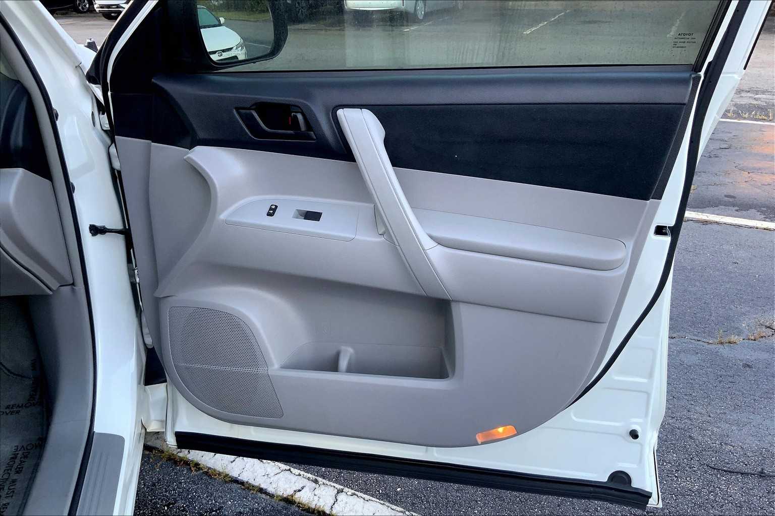 2010 Toyota Highlander Base photo 18
