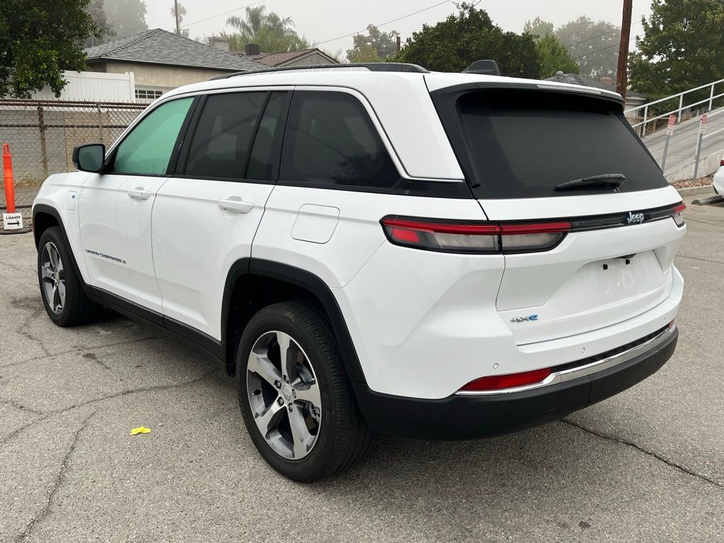 2023 Jeep Cherokee Base photo 4