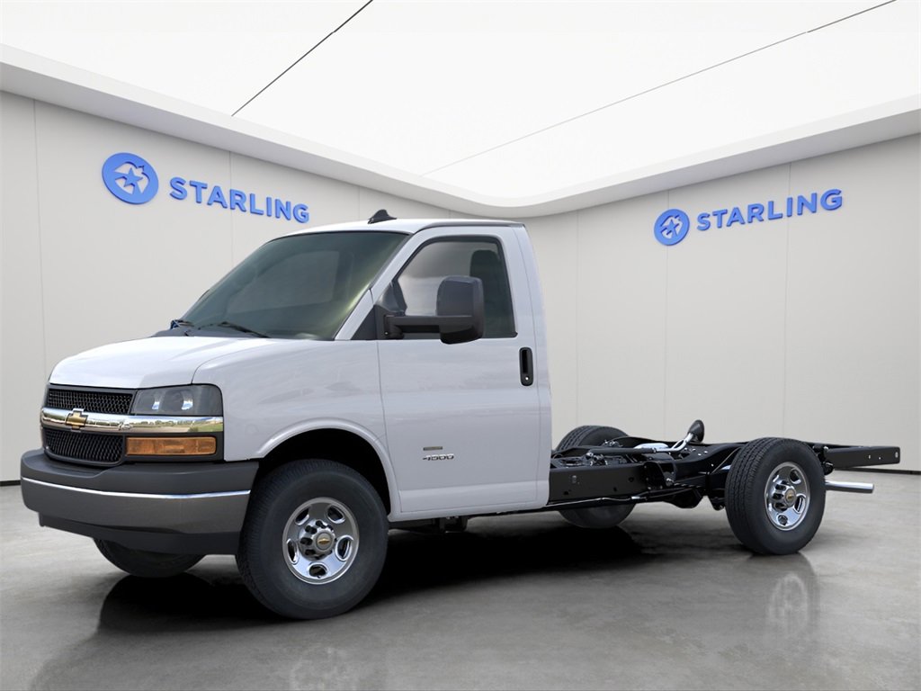 2025 Chevrolet Express Cutaway 3500 photo 2